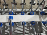 Machine d'enroulement de profilés à colle chaude PUR efficace avec commande PLC, moteur et roulement pour une utilisation facile sur les portes en aluminium