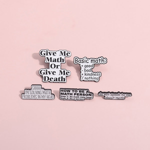 Dame matemáticas o Dame muerte citas esmalte pines divertido decir broches dibujos animados Metal solapa insignia regalo para entusiastas de las matemáticas - Product Image 4