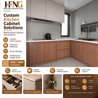 Lemari Dapur Modern Dua Warna dengan Unit Dasar Motif Kayu dan Lemari Dinding Putih untuk Proyek Renovasi Interior Apartemen