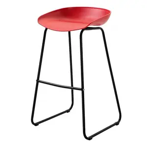 Fogão de barra retrovisor de metal, cadeira de jantar de plástico barato vermelho moderno de metal alto com costas