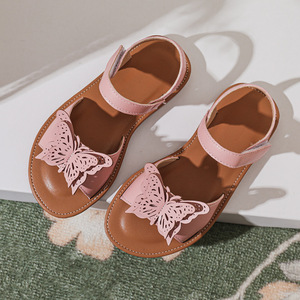 Sandalias de playa antideslizantes con suela suave y diseño de mariposa rosa para niñas, cómodas para fiestas y uso diario. - Product Image 1