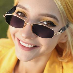 แว่นกันแดดกรอบเล็กทรงเหลี่ยมเก๋ไก๋สำหรับผู้หญิง UV400 ป้องกันแสงแดดคลาส 2 กรอบพลาสติกโลหะสีทองสีดำ - Product Image 1