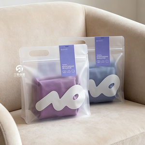 Bolsas de embalaje al por menor con logotipo personalizado, acabado mate, sellado en ocho lados, con cremallera y asa, para ropa interior, zapatos, sombreros y prendas de vestir. - Product Image 3