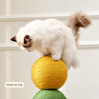 Poteau à gratter pour chat en sisal avec 3 balles colorées et base large et stable pour chats d'intérieur, idéal pour aiguiser les griffes