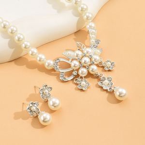 Parure de bijoux de mariée classique : collier, boucles d'oreilles et bracelet en perles – Ensemble trois pièces - Product Image 6