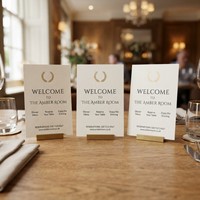 Catalogue de cartes de table personnalisées pliées en papier d'art 300g avec estampage à chaud or et pelliculage mat pour présentation sur table de restaurant