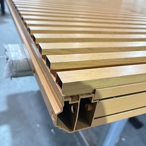 <span class=keywords><strong>Porte</strong></span> <span class=keywords><strong>de</strong></span> <span class=keywords><strong>garage</strong></span> sectionnelle électrique à grille horizontale en bois et alliage d'aluminium, haute qualité, isolée, coupe-vent et économe en énergie - Product Image 3