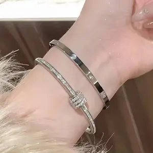 Individuelles 18k gold plattiert defektfrei damen schön charme schmuck edelstahl armreif armband gemischte designs lager los