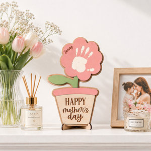 Panneau en bois Joyeuse Fête des Mères avec empreinte de main d'enfant et motif floral, artisanat fait main pour la décoration de table à la maison - Product Image 2