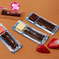 Biscuits à tremper en gros, en forme de bâtonnets, pour collation décontractée, avec sauce au chocolat, au lait, à la crème de fraise et au chocolat