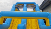 DFRL - Circuito de Obstáculos Deportivo para Niños, Personalizado, de Grado Comercial, PVC de 0.55 mm, 32 pies, Amarillo y Azul, con Soplador, Fácil de Instalar, 3 Años de Garantía