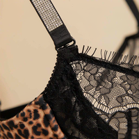 Ensemble de lingerie de luxe deux pièces en dentelle brodée motif léopard, soutien-gorge push-up à armatures et string, avec bretelles en strass et bordure en dentelle contrastante