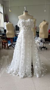 Abiti da Sera Eleganti Bianchi da Cerimonia e da Sposa con Fiori 3D, Allacciatura Posteriore, Taglio ad A, Senza Maniche e Spacco Laterale Alto - Product Image 2