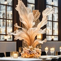 Installation artistique géante en soie, faite à la main, haut de gamme et sur mesure, pour la décoration de scène de mariage et la vitrine.