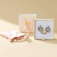 Boîte cadeau à bijoux blanche A1 avec texte de marque en feuille d'or et ruban rose, insert rembourré doux pour bijoux