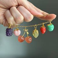 Pendentif de collier DIY Saint-Valentin, design léger et coloré style occidental, motifs cerise, pomme, fraise, pêche, framboise, en stock