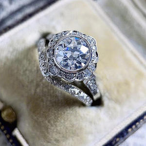 Anello di Fidanzamento F1464 in Oro Bianco con Diamante Taglio Brillante Rotondo Colore G Naturale Design Halo - Product Image 1