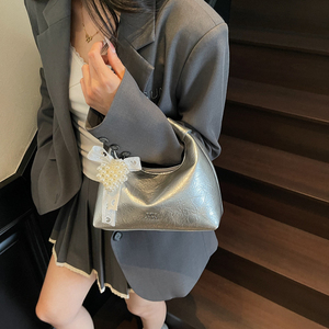 Bolso de Mano Plegado Plateado de Alta Gama, Bolso Tote Pequeño para Mujer, Nuevo Verano 2025, Bolso Bandolera con Cadena, Moderno y Versátil - Product Image 3