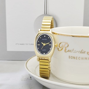 Montre à quartz haut de gamme pour femme, élégante et polyvalente, style étudiant, luxe discret, avec affichage multi-fuseaux horaires, best-seller pour le commerce international. - Product Image 3