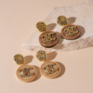 Pendientes de gama alta con temperamento Ins de estilo palaciego francés, pendientes de acero inoxidable con letras Retro chapadas en oro de 18K para mujer - Product Image 3