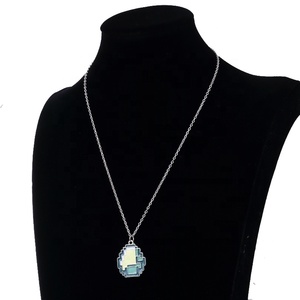 Collar de Plata con Colgante de Diseño Facial de Coolie Verde, Cadena Clásica, Joyería de Moda para Mujer, Ideal para Aniversarios y Ocasiones Especiales - Product Image 3