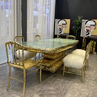 Table à manger ovale de luxe italienne, design moderne, plateau en placage de marbre, base en laiton, pièce maîtresse pour villa et manoir