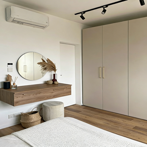 Armoire BALOM sur mesure, moderne, finition mate, en bois massif, du sol au plafond, solution de rangement pour chambre à coucher, grande capacité - Product Image 1