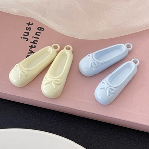 Perline in acrilico a forma di scarpa da ballo, perline sfuse, accessori per gioielli fai da te per bambini con foro per appendere - Product Image 3