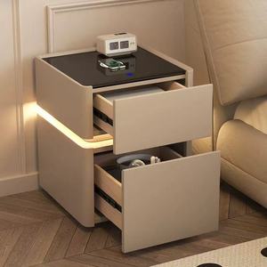 Comodino Smart in Legno Bianco con Rivestimento in Pelle - Arredamento di Lusso per Camera da Letto con Luce LED, Ricarica Wireless e Serratura con Impronta Digitale - Product Image 1