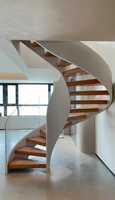 Escalier en colimaçon moderne sur mesure en verre avec marches et rampe en bois massif pour villa et bâtiment commercial