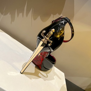 Nuevo Modelo 2026, Sandalias de Tacón de Aguja Súper Alto Doradas con Suela Roja, Estilo Dama Real, Punta Puntiaguda, Correa de Cuero Patentado para Mujer - Product Image 1