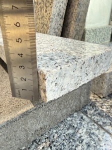 Baldosas de Granito para Piso y Pared 30x300x600 Gris Rosado Piedra Natural Pulida Superficie Flameada Uso en Interiores y Exteriores Duradero - Product Image 2