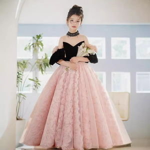 S2130R Nuevo Vestido de Niña de las Flores Negro con Hombro Descubierto, de Malla Brillante y Elegante - Product Image 1
