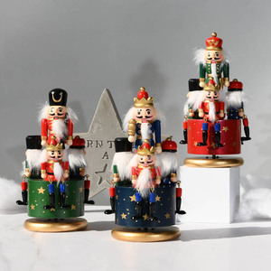 SW-285 Main <span class=keywords><strong>En</strong></span> <span class=keywords><strong>Bois</strong></span> <span class=keywords><strong>Casse</strong></span>-<span class=keywords><strong>Noisette</strong></span> De Noël Décorations Soldat Figure Wind Up Clockwork Boîte à Musique De Noël - Product Image 3