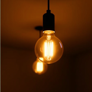 Bombilla LED Globo de 6W con Diseño de Cúpula Dorada, Luz Cálida para Interiores - Product Image 3