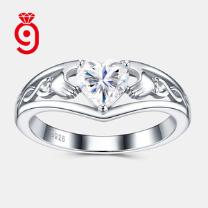 Bague en argent sterling S925 avec cœur Claddagh intemporel et accents de nœud celtique, sertie de moissanite, un cadeau significatif – Nouveauté très prisée - Product Image 1