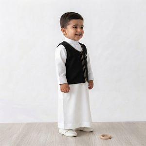 Conjunto de Thobe y Chaleco Islámico Personalizado al por Mayor para Niños, Jubba Blanca de Algodón Premium para Niños Musulmanes con Chaleco Bordado Negro con Botones - Product Image 2