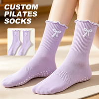 Chaussettes Pilates personnalisées de marque Studio Grip Crew avec logo thermocollé, bordure large à volants, antidérapantes pour entraînement Reformer et Barre