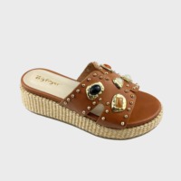 Sandales compensées à clous métalliques pour femmes, talons mi-hauts, décontractées, à enfiler, semelle plateforme en paille tressée, mules de plage