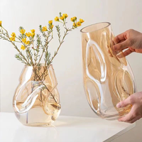 Vase de table en verre soufflé sur mesure, forme géométrique irrégulière, contemporain, fait main