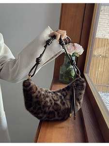 Nouveau sac à bandoulière/sac travers pour femme 2026, imprimé léopard, en peluche, tendance et le plus vendu - Product Image 4