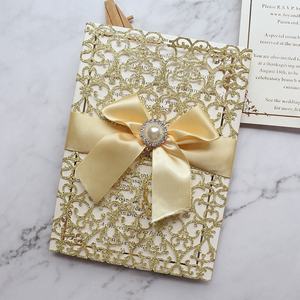 Invitations de <span class=keywords><strong>mariage</strong></span> personnalisées de luxe en <span class=keywords><strong>dentelle</strong></span> dorée scintillante découpée au <span class=keywords><strong>laser</strong></span> avec bijou et nœud en satin - Product Image 1