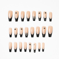 Uñas postizas estilo Chrome Hearts, negras, con base nude, adornos de cruz y tachuelas, forma ataúd larga, estilo atrevido