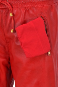 Pantalones de Mujer Personalizados 100% Cuero Nappa Rojo Vintage con Detalle de Correa Naranja, Acabado Vintage, Marca Privada OEM - Product Image 5