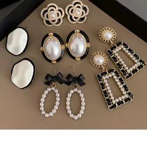 Factory Direct Vintage Black Flower Pearl Bow Earrings for Women Gold Plated Drop Earrings Trendy Style for Wedding or Gift