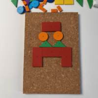 Ensemble créatif DIY en gros dans une boîte en papier, tableau en liège, blocs de bois, marteau, clous métalliques, cadeaux pour enfants