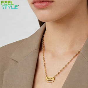 Collana con Ciondolo Ipoallergenico per la Festa della <span class=keywords><strong>Mamma</strong></span>, in Acciaio Inossidabile Placcato Oro 18K PVD, con Incisione MOM & DAD e Inserto in Zirconia Cubica - Product Image 2