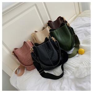 Bolso de Hombro Grande de Moda para Mujer, con Cadenas Decorativas, Cierre de Solapa, Gran Capacidad, Material PU, Todas las Temporadas, Tanjing - Product Image 2
