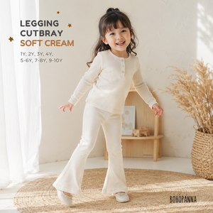 Pantalon élégant en tissu doux crème, avec jambes évasées, offrant un confort flexible et un soutien confortable pour les petits explorateurs heureux. - Product Image 2