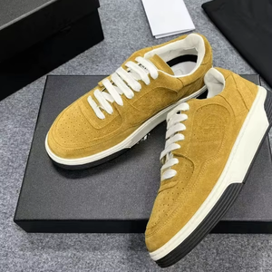 รองเท้ากีฬาลำลองดีไซน์หรูสำหรับผู้ชายและผู้หญิง รองเท้าผ้าใบสไตล์สปอร์ตหนังวัวแท้ พื้น PVC รองรับการขายแบบดรอปชิปปิ้ง แฟชั่นสไตล์ชาแนล - Product Image 4